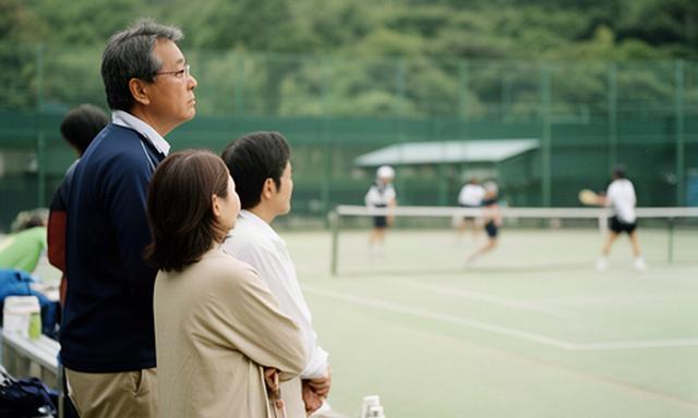 奈良県北部地区の高校テニス大会で試合を見守る指導者と保護者